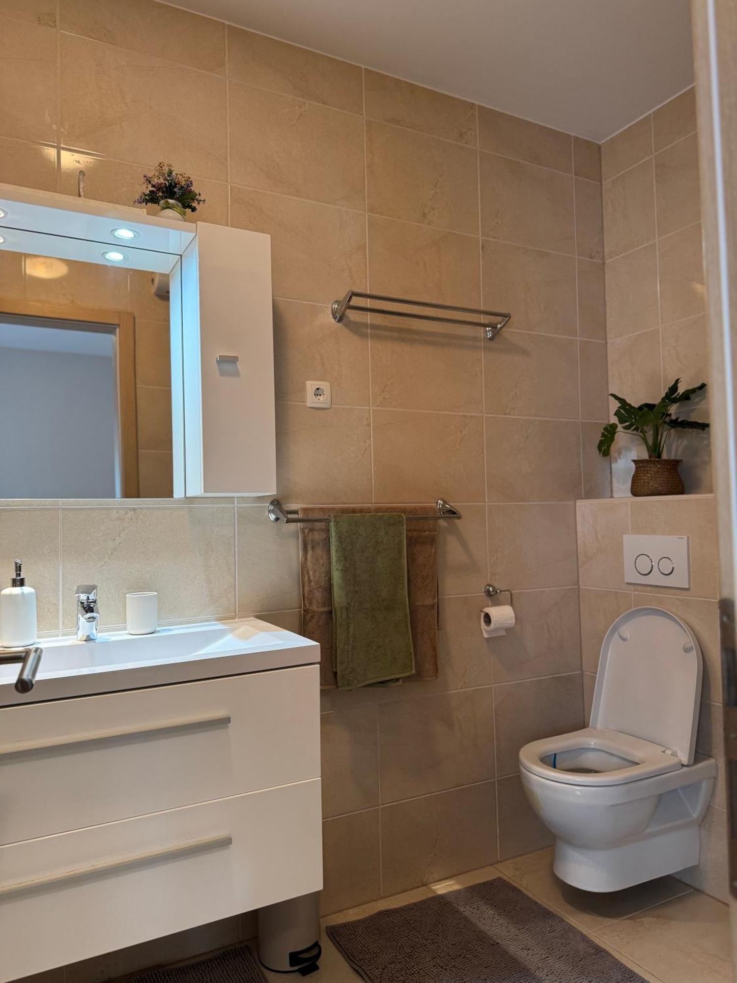 Apartment Tri Sunca Baška Voda Екстериор снимка